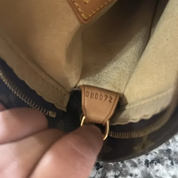 LOUIS VUITTON 
Monogram Looping MM - Picture 6 of 9